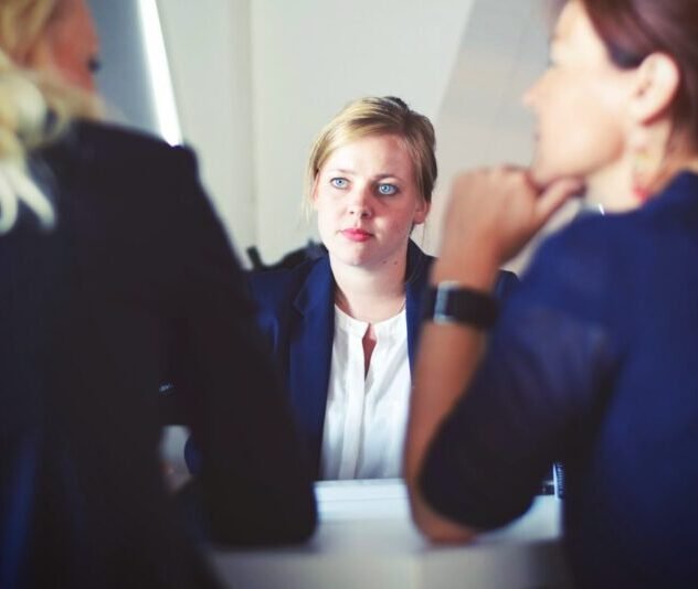 Nederlandse vrouw doet zaken met Duitsers zaken doen in het Duits, training zakelijk Duits