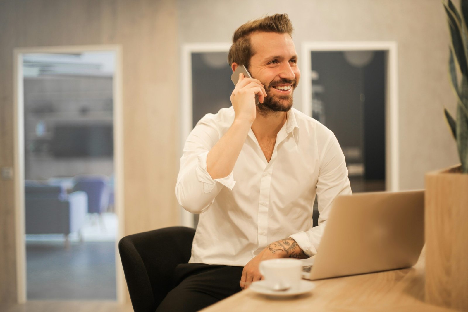 Duits telefoongesprek bellen met Duitse relatie. Telefoongesprek in het Duits