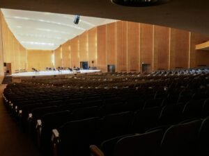 Congreszaal in Duitsland – deelnemers in formele kleding tijdens opleidingsdag in Dortmund.
